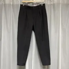 グレー　テーパードスラックス センタープレス入り