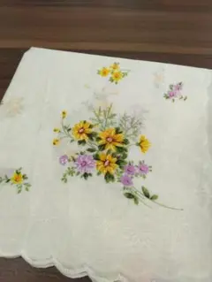 ドイツ蚤の市にて花柄刺繍 ホワイト ハンカチ 約45cm