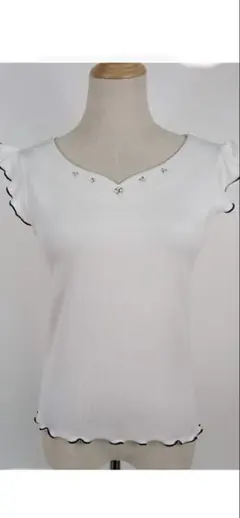 セシルマクビー　ホワイトVネックビジュー付きトップス