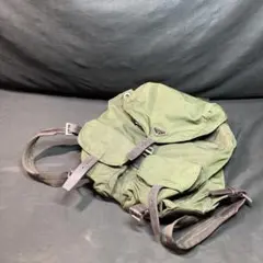 《プラダ》ナイロン バックパック カーキ 三角ロゴマーク