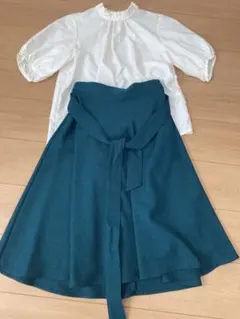 ロペピクニック　グリーンのフレアスカート　オフホワイトのシャツ