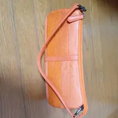 オレンジのハンドバッグ