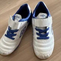 美品umbro シューズ　18㎝　フットサルシューズのサムネイル