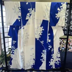 【美品】正絹 付け下げ 斉藤三才 落款入り ロイヤルブルー 薔薇柄 美品】正絹 付け下げ 斉藤三才 落款入り ロイヤルブルー 薔薇柄 - メルカリ