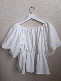 ホワイト オフショルダー ペプラムトップス