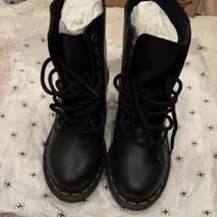 Dr. Martens Clemency 8ホール