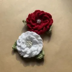 ハンドメイド　花形ブローチ　2個セット（白+赤）
