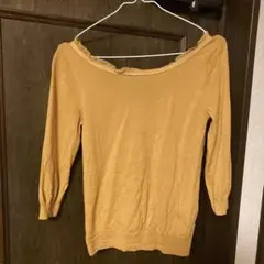 フリル付きオフショルダーセーター マスタードのサムネイル
