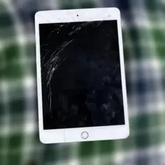 Apple iPad mini4シルバー 画面ひび割れあり 本体