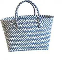 バスケットバッグ 手提げバッグ プラスチック製 籐編み風　濃紺 × 白