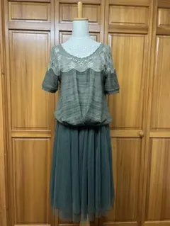 3 axesオリーブグリーン 半袖ニット、パールビジュー付き