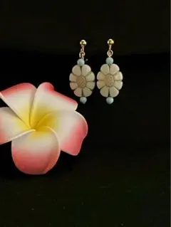 NO.105 クラッシックなホワイトの花型イヤリング