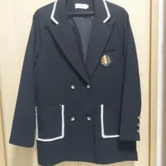 黒のダブルブレストブレザーのセットアップ