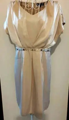 504【LAUTREAMONT】上品❤️ベージュ 半袖 膝丈ワンピースビジュー付のサムネイル