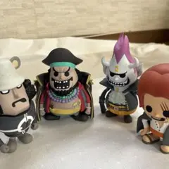美品ワンピースフィギュア4体（シャンクス/くま/黒ひげ/モリア）のサムネイル