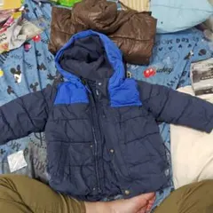 ネイビーと青のフード付きアウター