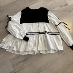 フリル付き長袖シャツ 白と黒