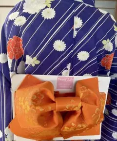 青地に花柄の浴衣とオレンジの作り帯