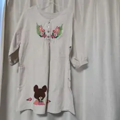 クマ刺繍付きベージュエプロン
