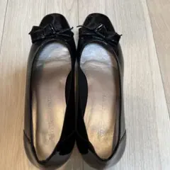 エナメル黒リボン付きバレエシューズ