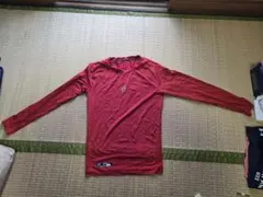 赤の長袖トレーニングシャツ