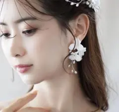 STELLA BRIDAL ホワイトフラワーと淡水パールのブライダルイヤリング