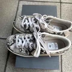 adidas HYKE ヘビ柄スニーカー