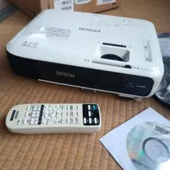 【動作確認済み】三脚付き EPSON プロジェクター EB-S04 本体 EPSON EB-S04 プロジェクター 動作確認済み！ - メルカリ