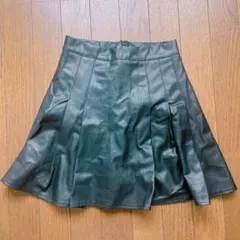 黒　フェイクレザー　スカート