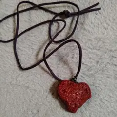 赤いハート型ペンダントのネックレス