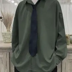 ダークグリーン シャツ