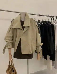ベージュ ダブルブレスト トレンチコート