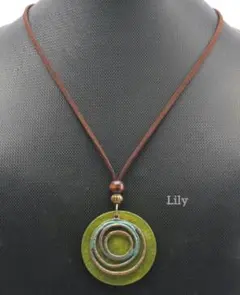 男女兼用✨ ヴィンテージ 木製 丸型 ペンダント ネックレス レトロ 緑 カーキ