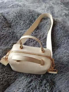 ミニバッグ アイボリー　ゴールド金具