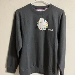 【新品タグ付き】FILA 刺繍文字入りトレーナー