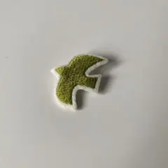 鳥 小鳥 グリーン ブローチ 500円で買えるもの