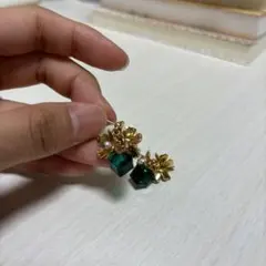 花パール　ピアス　ゴールド　エメラルド