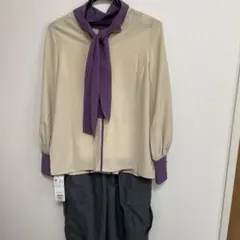 ベージュと紫のリボン付き長袖ブラウス　新品　タグ付きオフィスカジュアル