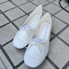 ホワイトリボン付きフラットシューズ