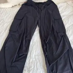 黒いカーゴパンツ ゴムウエスト サイドポケット
