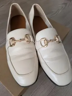 アイボリー ローファー ゴールドバックル