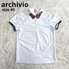 【アルチビオ】極美品 ポロシャツ ホワイト 襟ロゴ 40サイズ レディースのサムネイル