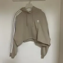 adidas ベージュ クロップドパーカー L
