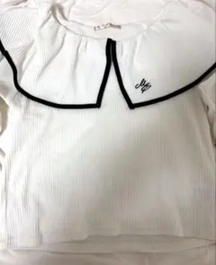 フリル付きホワイトリブトップス