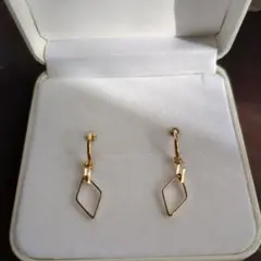 ゴールド フープイヤリング ダイヤモンド型