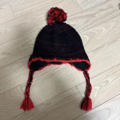 黒と赤のポンポン付きニット帽