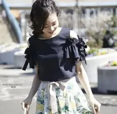 tocco 肩出しリボンブラウス　ネイビー　新品タグ付き