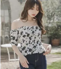 JULIA BOUTIQUE 2WAY花柄シャーリングトップスのサムネイル