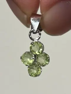 シルバー使用 天然オリーブ石（ペリドット）クロスデザイン ペンダントトップ