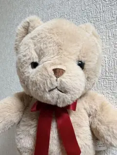 ベージュのクマ型ぬいぐるみ
